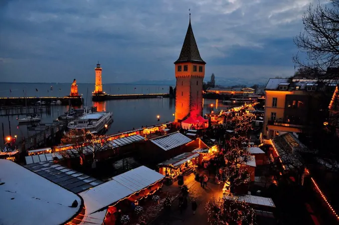 Germany, Bavaria, Lake of Constance, Lindau, Christmas fair, harbour promenade, dusk, Mangturm,