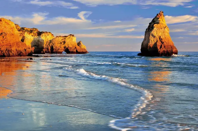 Portugal, Algarve, rock formations on the beach of Prainha,