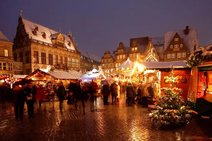 Christmas market with Haus Schütting at dusk, Bremen, Germany