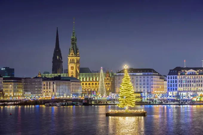 Germany, Hamburg, Neustadt, Alstertanne on the Binnenalster during Christmas time