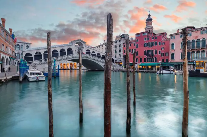 Italy, Veneto, Venice, the Rialto Bridge, iconic bridge in Venice