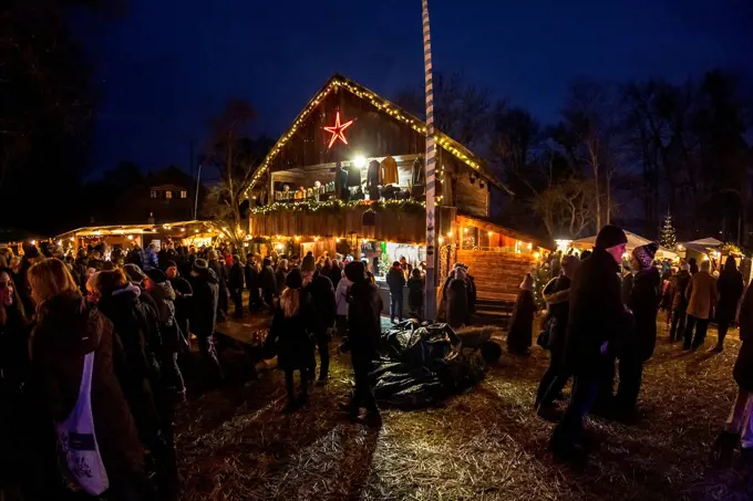 Europe, Germany, Bavaria, Christmas market at Lake Starnberg