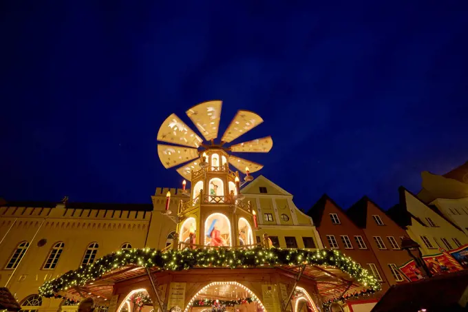 North Germany, Mecklenburg-Western Pomerania, Schwerin, Christmas market, marketplace, pyramid