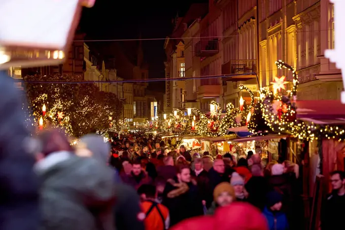 North Germany, Mecklenburg-Western Pomerania, Schwerin, Christmas market, shopping street