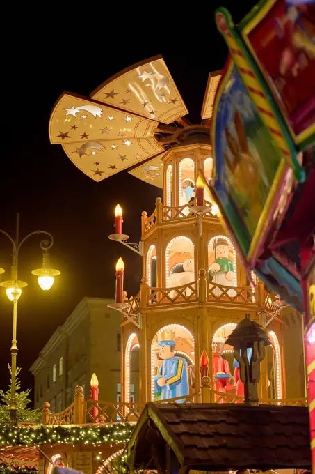 North Germany, Mecklenburg-Western Pomerania, Schwerin, Christmas market, marketplace, pyramid