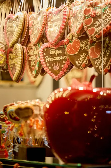 Northern Germany, Mecklenburg-Western Pomerania, Schwerin, Christmas market, gingerbread hearts