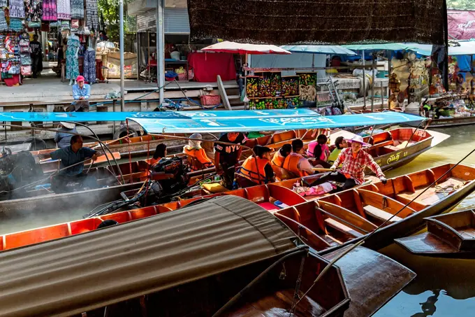 Boats with tourists, floating market, Damnoen Saduak Floating Market, Ratchaburi, Bangkok, Thailand, Asia