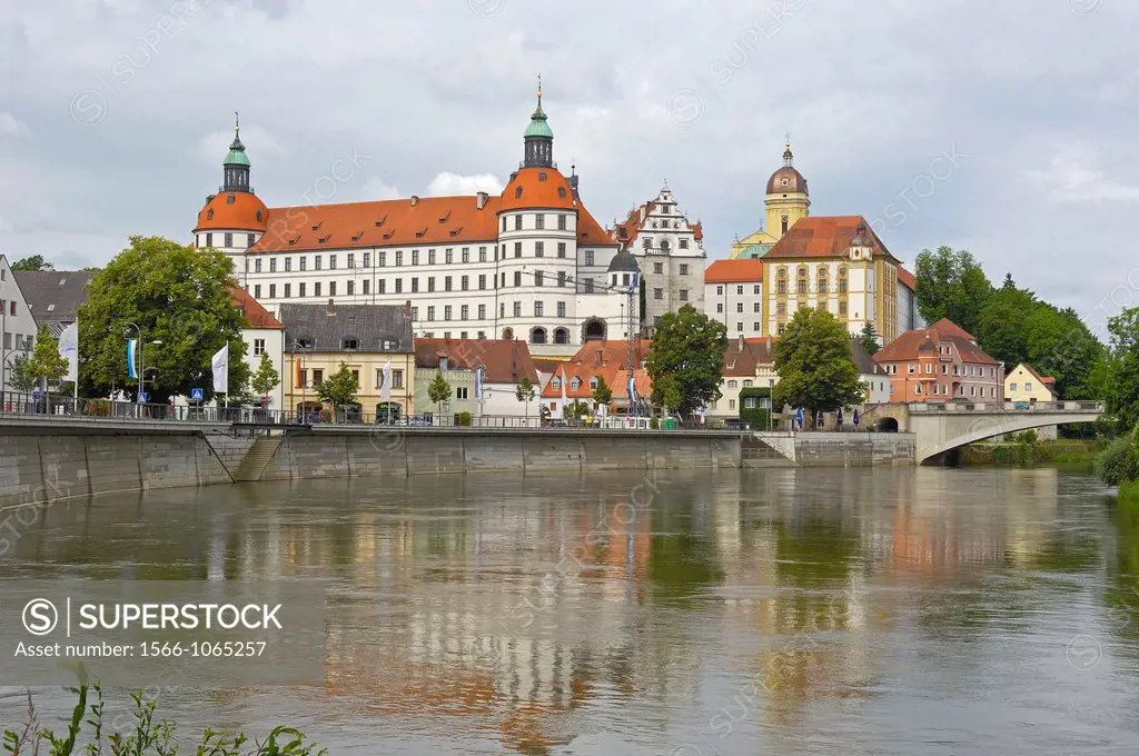 Schloss Neuburg (Neuburg Castle) and Danube River, Neuburg an der Donau, Uppper Bavaria, Bavaria, Germany, Europe