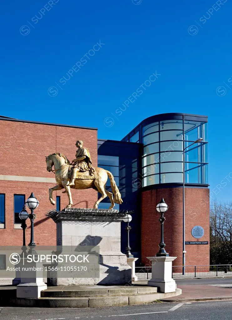 Golden statue of King William III, also known as King Billy, outside Hull Magistrates Court, Kingston-upon-Hull East Yorkshire England UK.