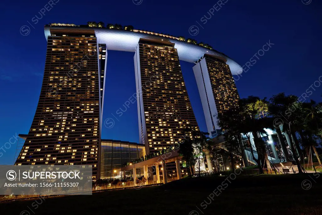 Dusk view of Marina Bay Sands Hotel. The three towers structure feature 2,561 rooms and is topped by the worls largest cantilevered platform.