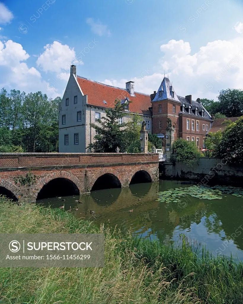 Germany, Senden (Westfalen), Muensterland, Westphalia, North Rhine-Westphalia, NRW, castle Senden, moated castle at the Stever, castle bridge, water d...