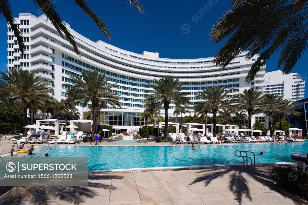 USA, Miami Beach, Fontainebleu Hotel, poolside