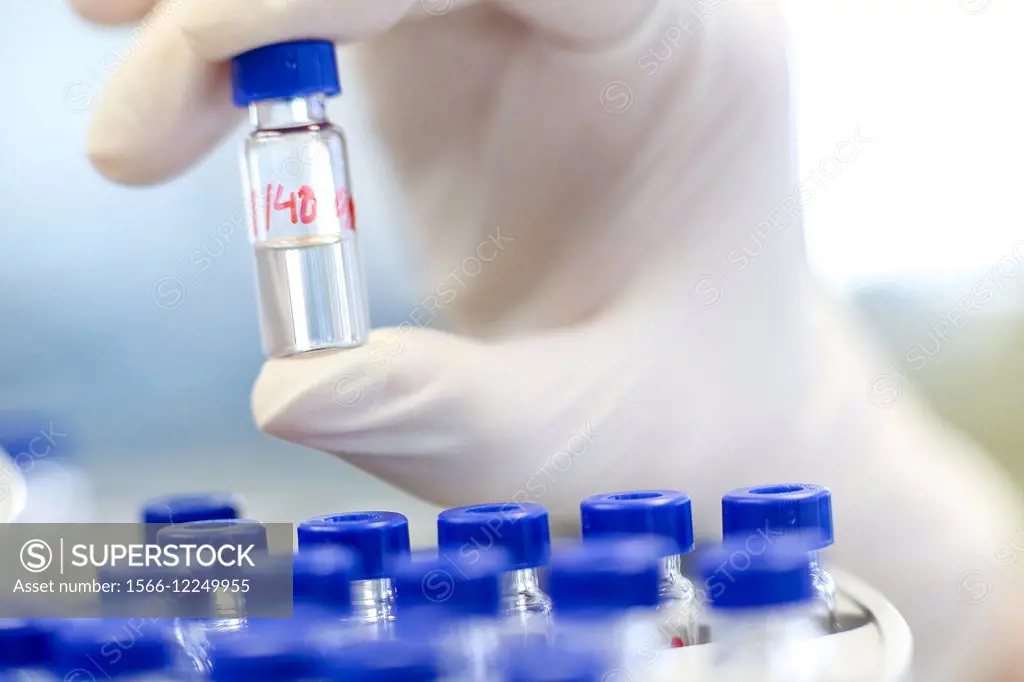 Sample. GC / MS. Gas chromatograph with mass detector. Analysis of organic compounds in extracts obtained sample pretreatment. Organic Laboratory. Ene...