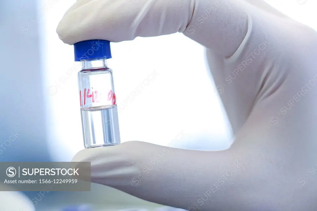 Sample. GC / MS. Gas chromatograph with mass detector. Analysis of organic compounds in extracts obtained sample pretreatment. Organic Laboratory. Ene...