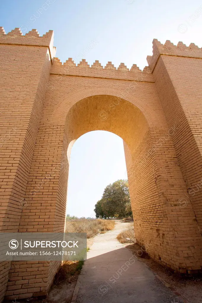 Picture of one of the gates of the ancient city of Babylon, its A huge door Built on the old Babylonian style.