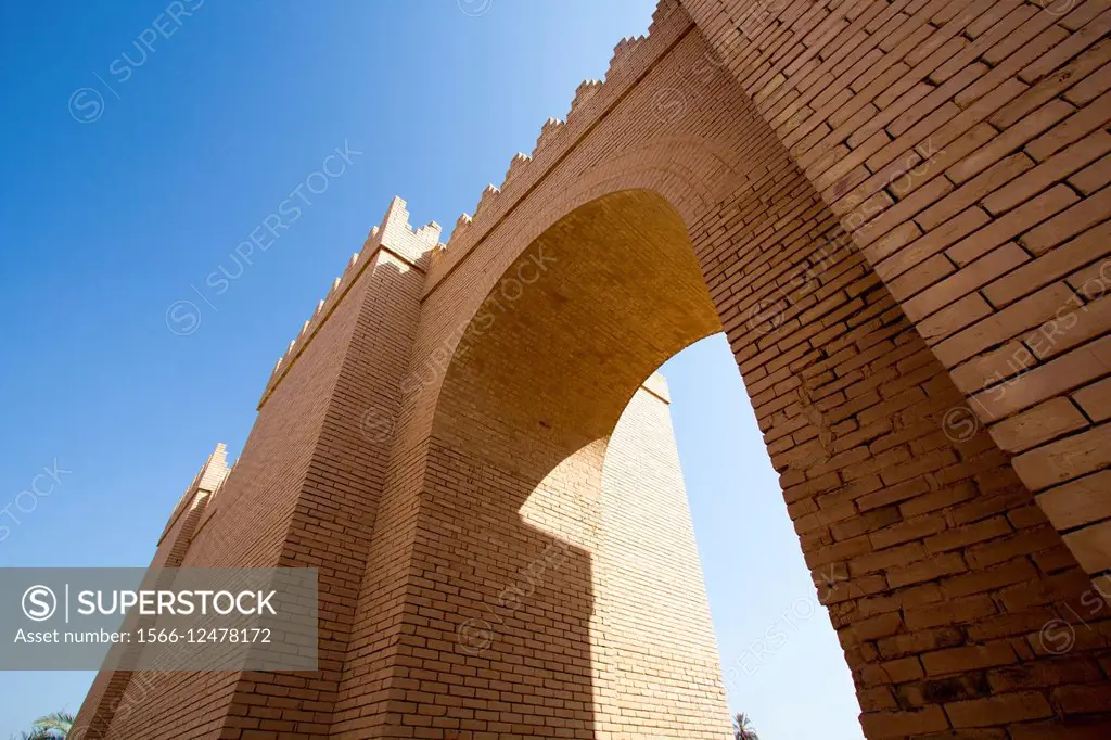 Picture of one of the gates of the ancient city of Babylon, its A huge door Built on the old Babylonian style.