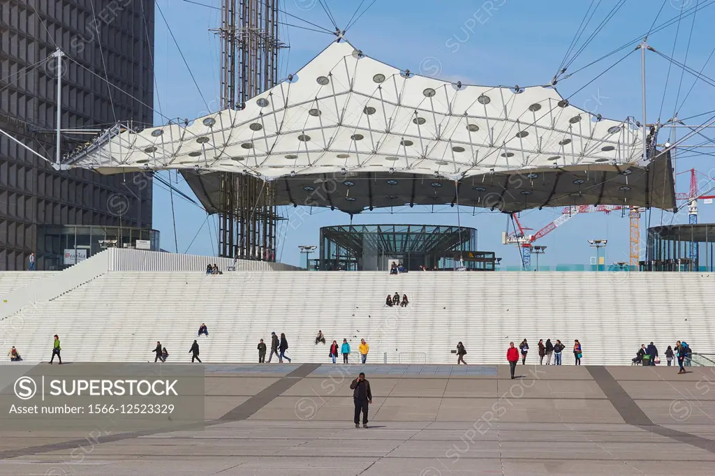 Canopy and steps under the Grande Arche in the La Defense business