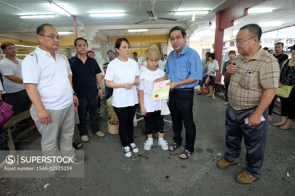 Widow donates money to Sarawak Chai´s Clan Association. Sarawakian chinese funeral ceremony. Malaysia