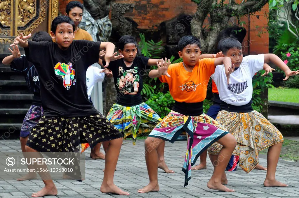 Indonesia, Bali, Ubud, Balinese dancers.