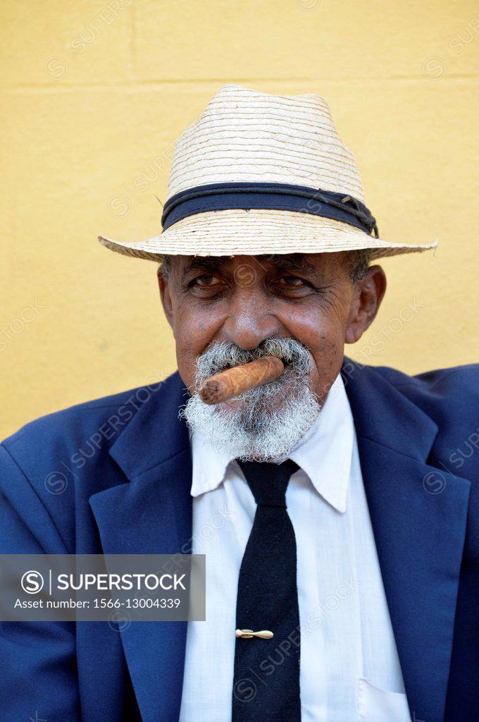 Cuba, Trinidad, boss, straw hat, cigar, light, page portrait, no