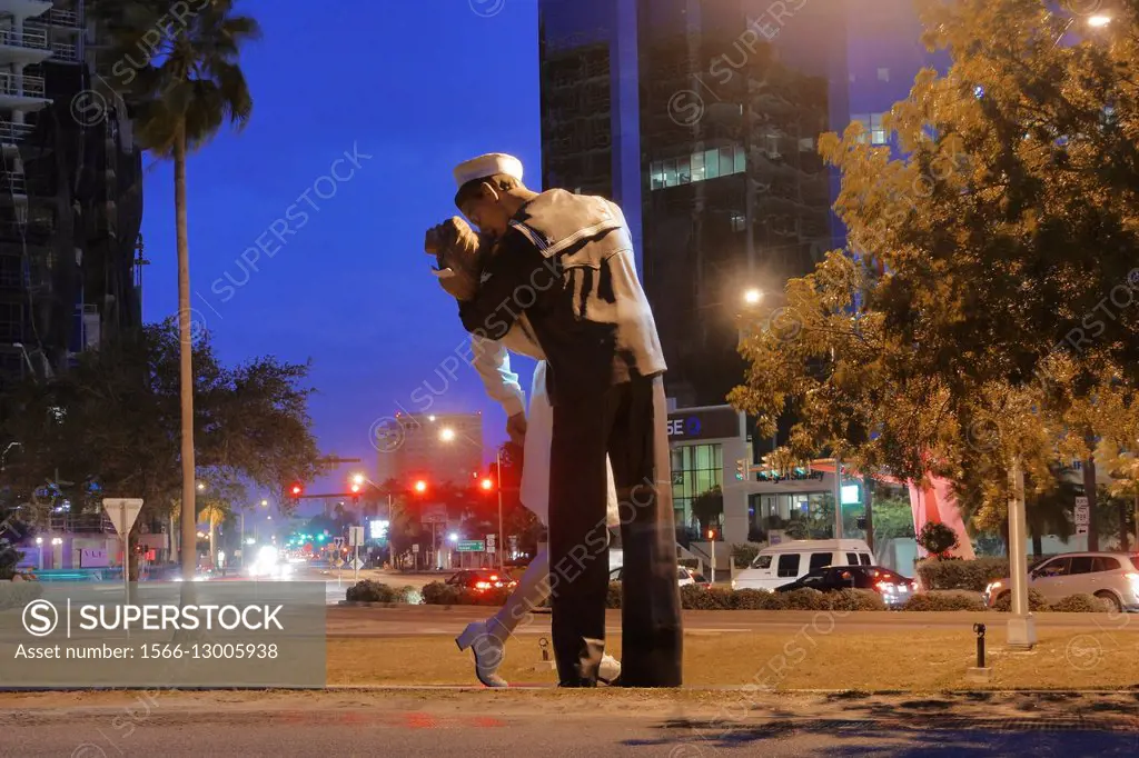 SARASOTA, FLORIDA City statue on waterfront depicting ´Unconditional Surrender´ a famous end of WW2 photo by Alfred Eistensedt that has become a symbo...