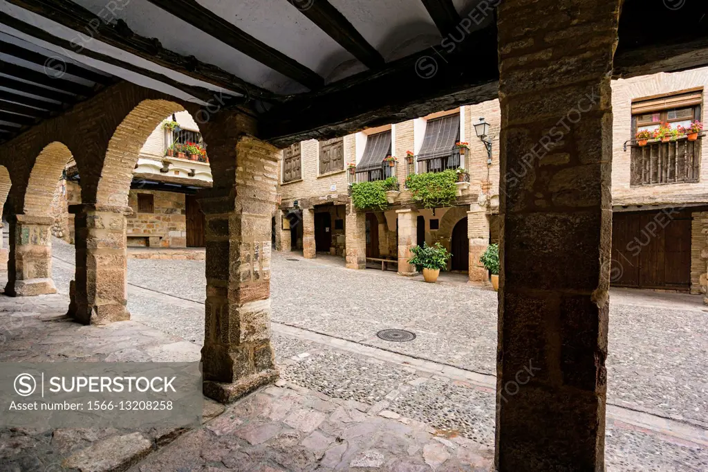 Spain, Aragon, Huesca Province, Somontano de Barbastro region, Alquezar, Medieval street