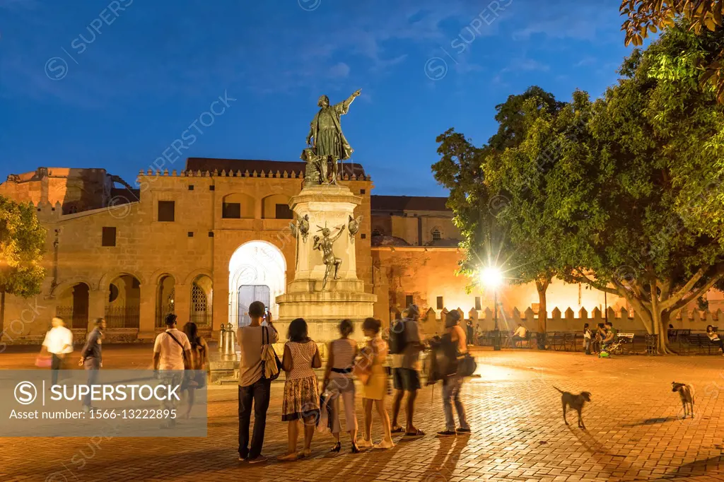 Statue of Christopher Columbus at Parque Colon, capital Santo Domingo, Dominican Republic, Carribean, America, .