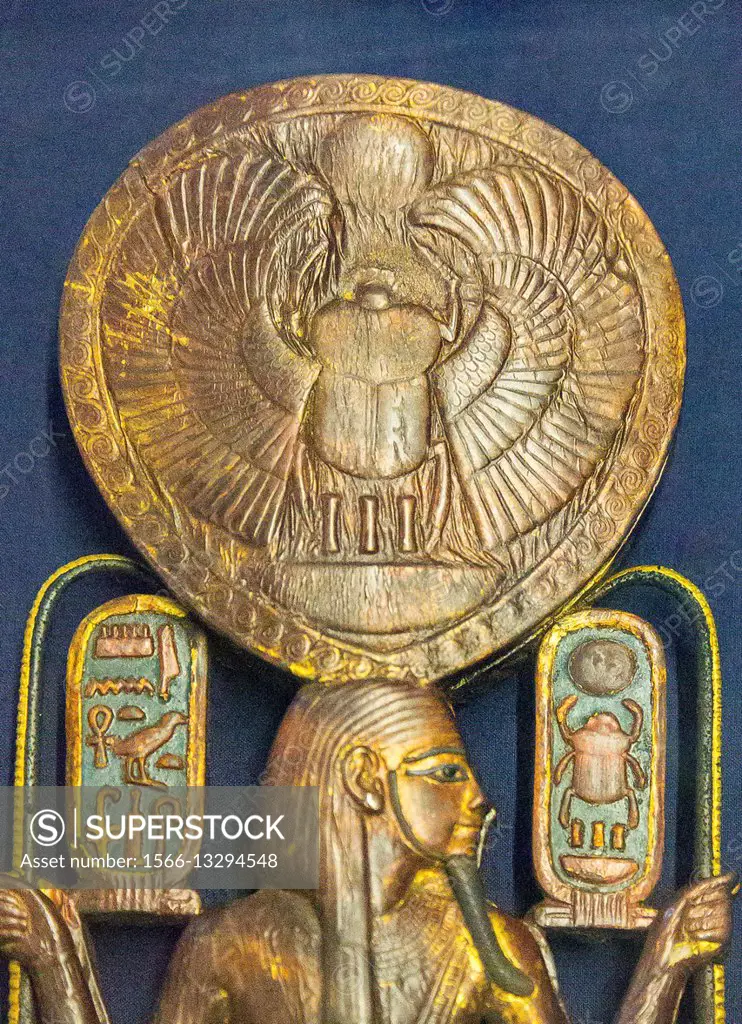 Egypt, Cairo, Egyptian Museum, Tutankhamon jewellery, from his tomb in Luxor : Mirror case in wood and gold, depicting the god Heh holding ""millions ...