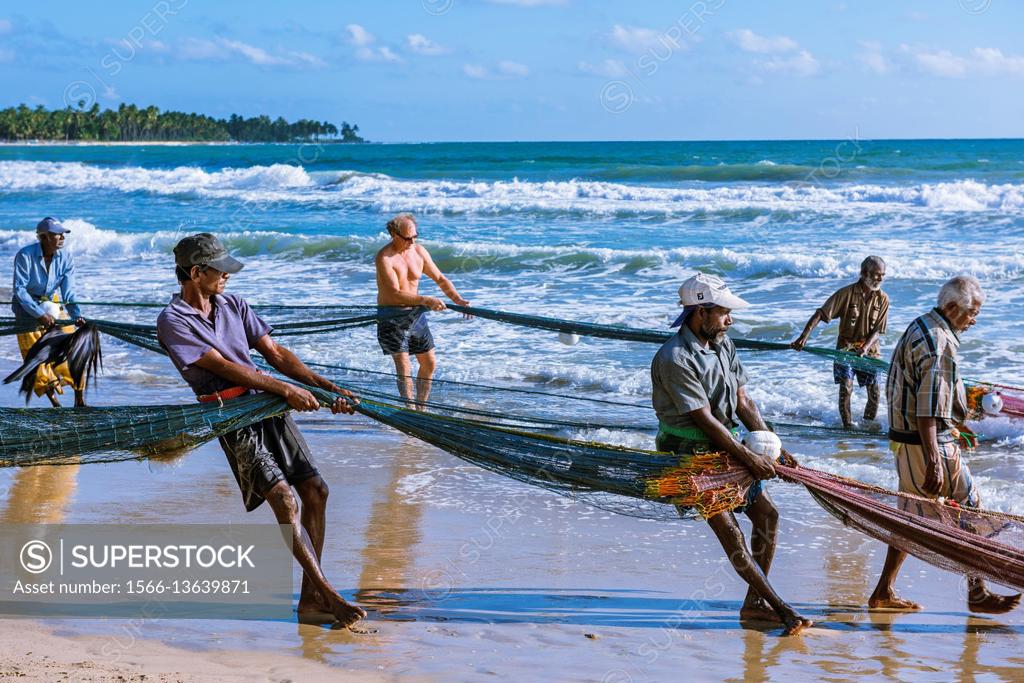 Seine fishermen pull in their fishing nets from the Indian Ocean on to the  beach at Uppuveli in Sri Lanka in the late afternoon Stock Photo - Alamy