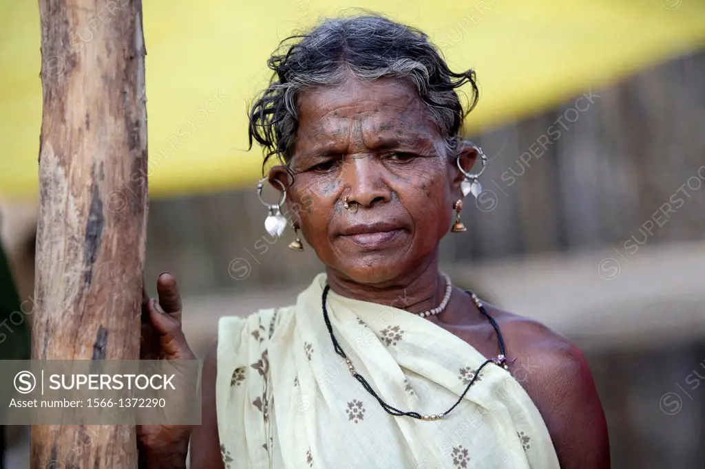 Close up of a Madia tribe woman, Bhamragad, Maharashtra, India. Madia are one of the endogamous Gond tribes living in Chandrapur District and Gadchiro...