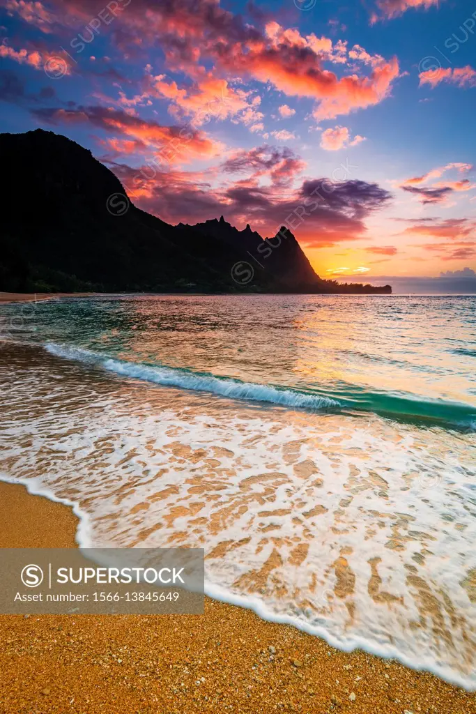 Sunset over the Na Pali Coast from Tunnels Beach, Haena State Park, Kauai, Hawaii USA.