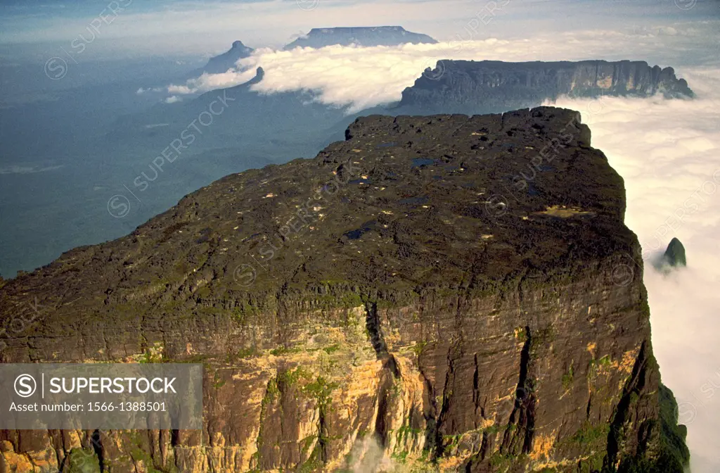 Aerial view of the northern section of Cukenan-Tepuy with Yuruani-tepuy and Ilu-tepuy in the background. Canaima National Park, Bolivar State, Souther...