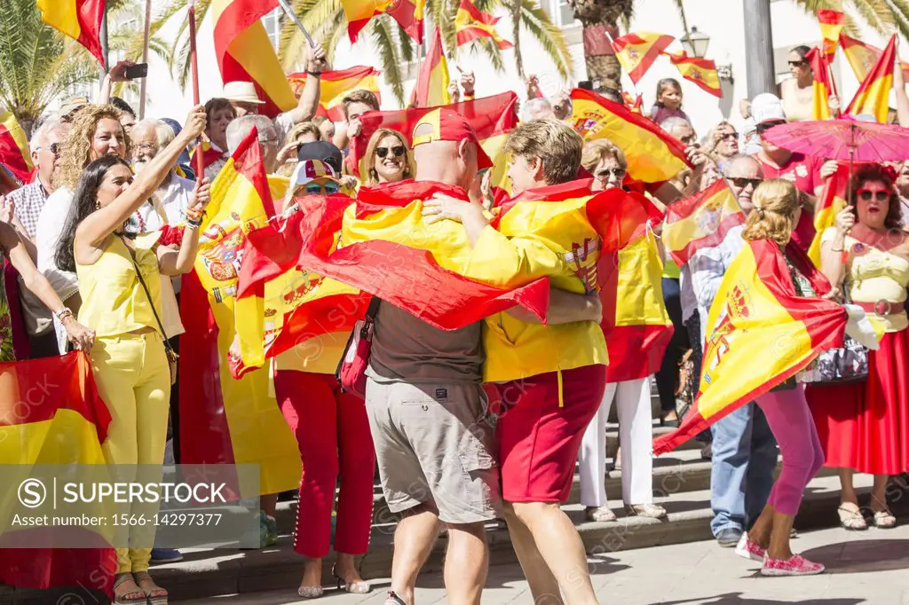 Las Palmas, Gran Canaria, Canary Islands, Spain. 8th October, 2017. Local people carrying Spanish flags congregate outside Las Palmas cathedral in Pla...