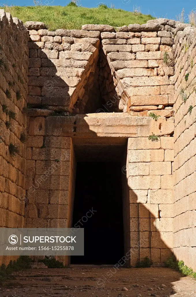 Entrance to the Treasury of Atreus also known as the tomb of Agamemnon, a mycenean tholos, beehive tomb, at Mycenae, Argolid, Peloponnese, Greece