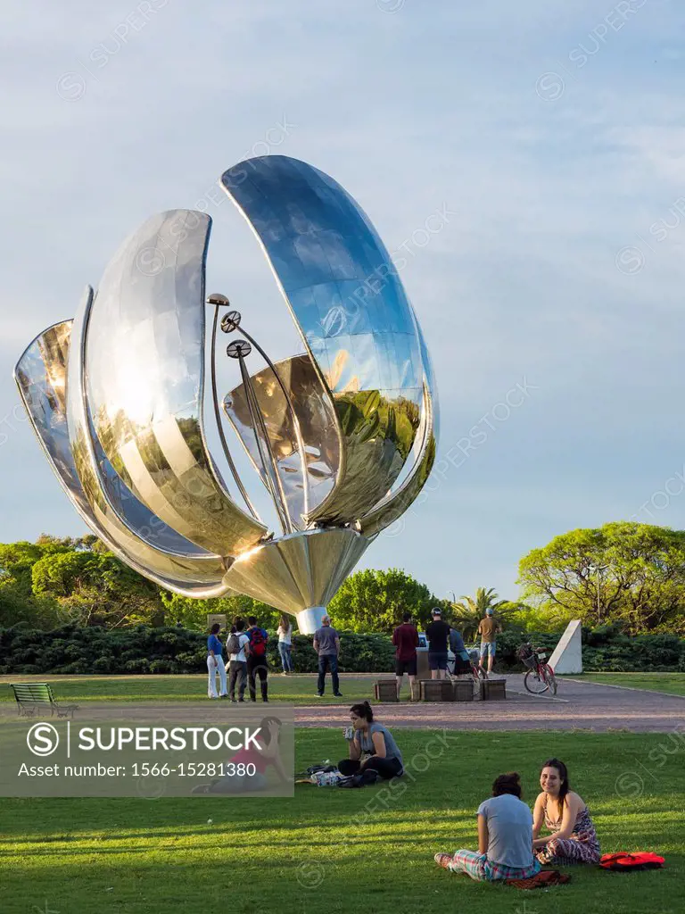 Floralis Generica on Plaza de las naciones Unidas, at Avenida Figueroa  Alcorta in Recoleta, designed by Eduardo Catalano . Buenos Aires, the  capital o - SuperStock