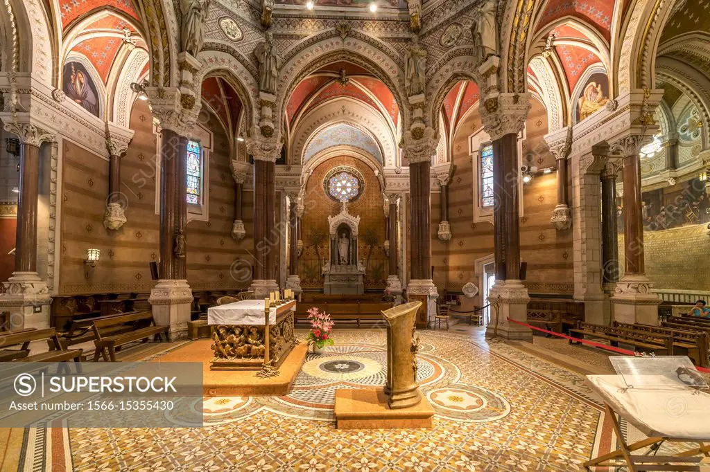 Innenraum der Basilika Saint-Sixte d'Ars, Wallfahrtskirche in Ars-sur-Formans, Auvergne-Rhone-Alpes, Frankreich | Interior of the Basilica Saint-Sixte...