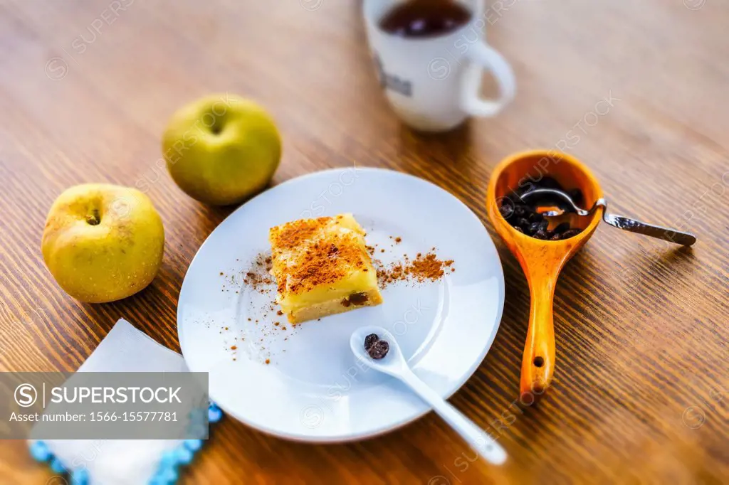 Couscous and stewed apples cake, with cinnamon and raisins. Macrobiotic recipe.