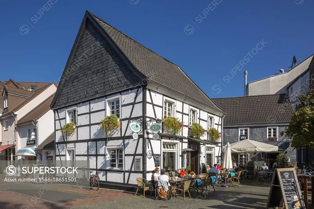 Hilden, Germany, Hilden, Bergisches Land, Niederbergisches Land, Niederberg, Rhineland, North Rhine-Westphalia, NRW, half-timbered house Markt 6, rest...