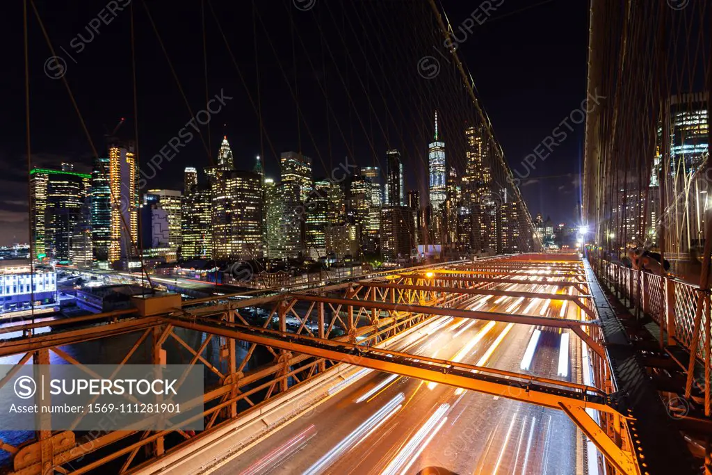 Traffic on Brooklyn Bridge at night