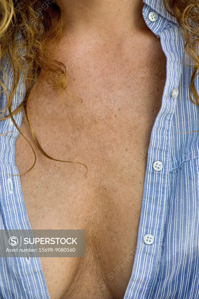 Close_up of mature woman´s chest and cleavage