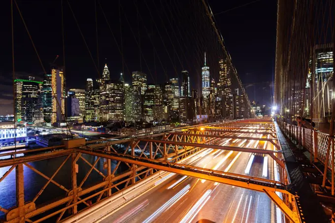 Traffic on Brooklyn Bridge at night