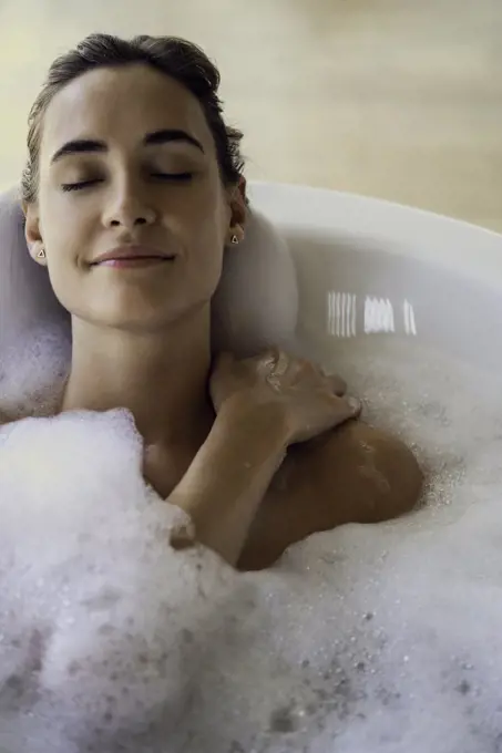 Young woman relaxing in bathtub