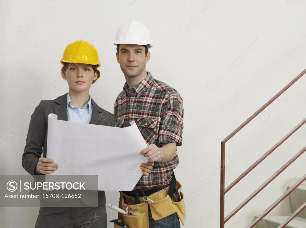 An architect speaking with a construction worker