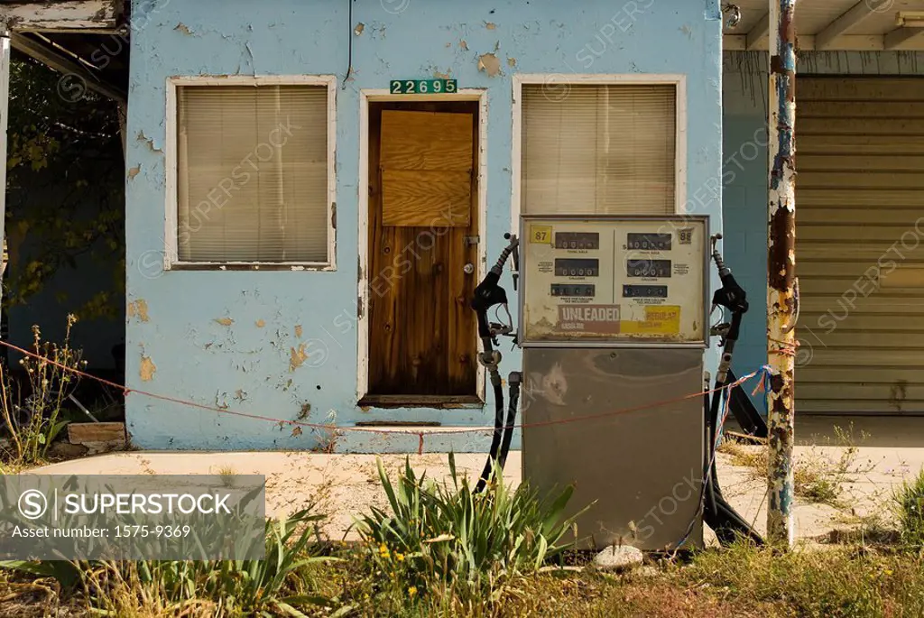 USA, AZ, Yarnell. Old gas station, abandoned in the desert.