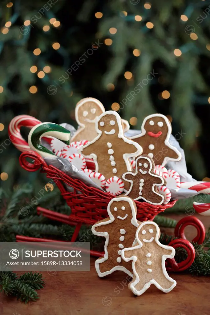 Gingerbread man cookies in sleigh