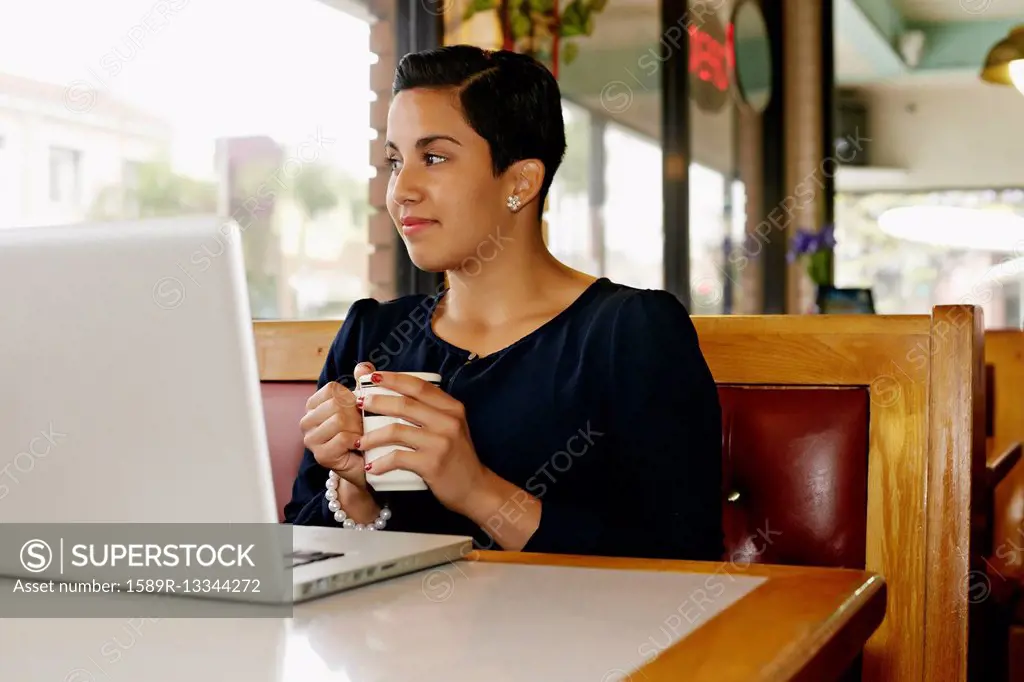 Hispanic businesswoman working in restaurant