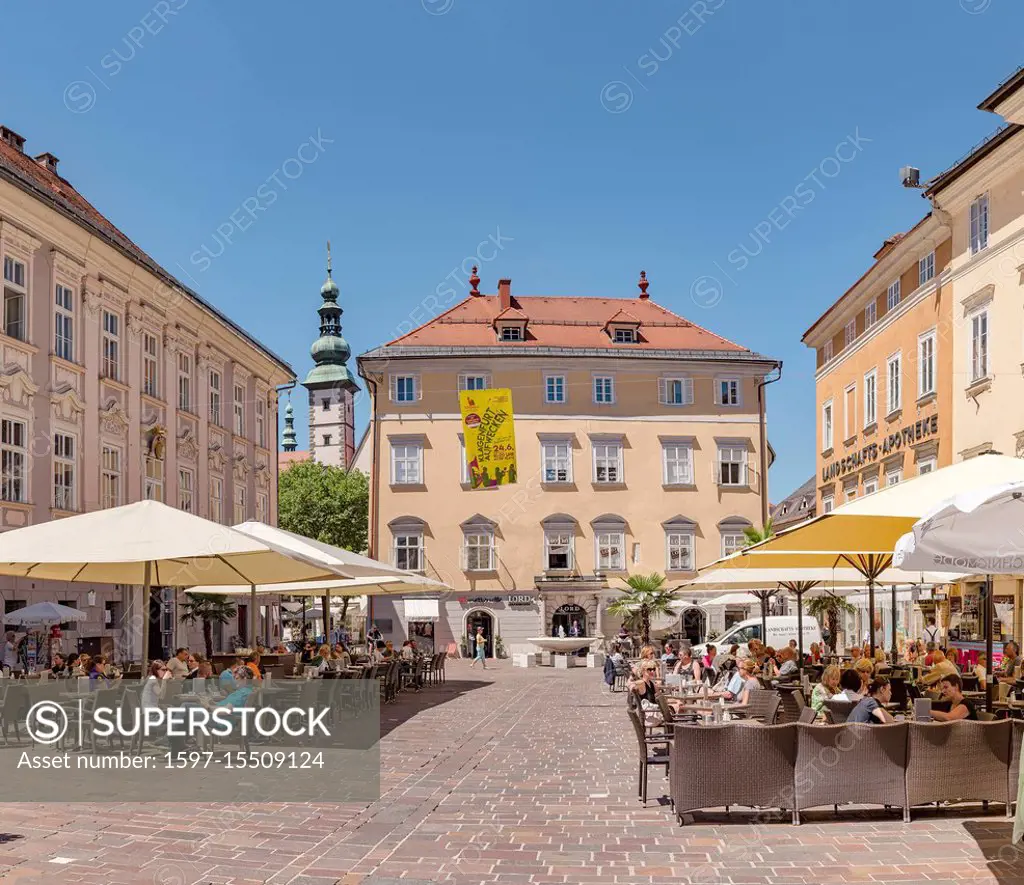 Outdoor cafe and sunshades at the Alter Platz, Klagenfurt, Österreich