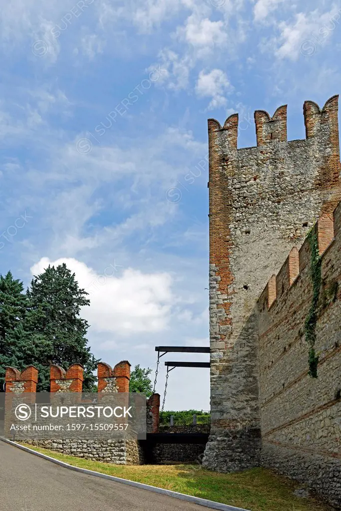 Europe, Italy, Veneto Veneto, Soave, via Mondello, castle Scalier, Castello Medievale, tower, drawbridge, architecture, trees, buildings, historically...