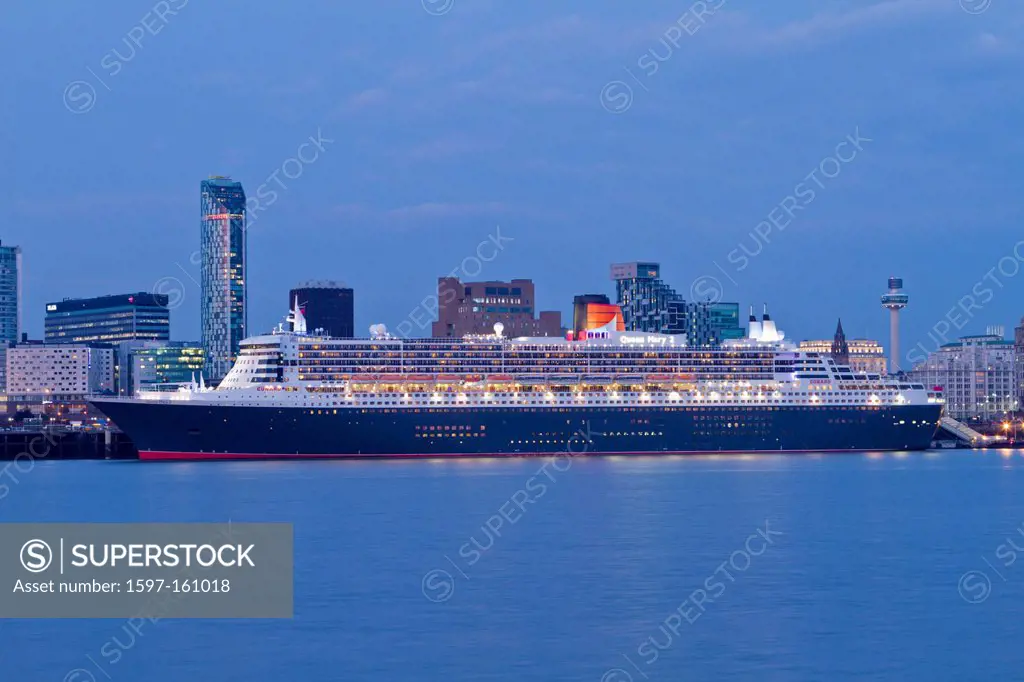 Queen Mary, Schiff, Queen Mary 2, cruise, liner, cruise ship, docked, night, dusk, River Mersey, Mersey, Liverpool, Merseyside, England, UK, United Ki...