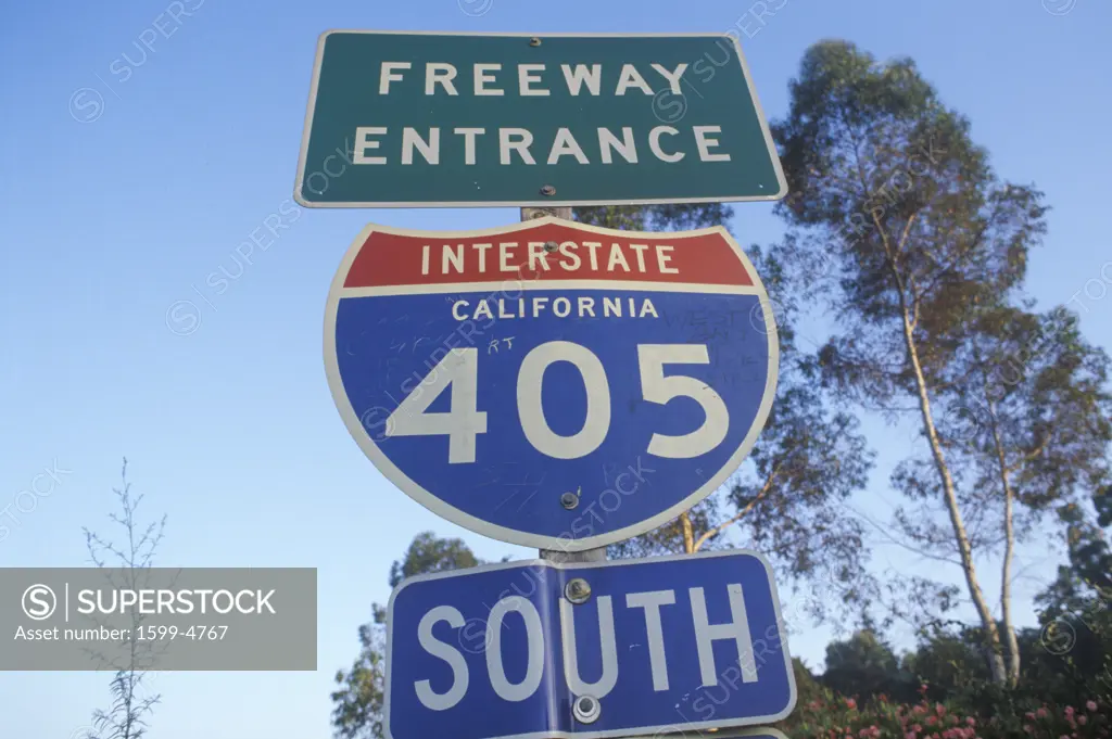 A sign for the 405 San Diego freeway entrance